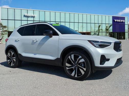2024 Volvo XC40 B5 Plus Dark Theme