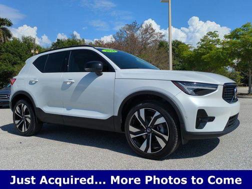 2024 Volvo XC40 B5 Plus Dark Theme