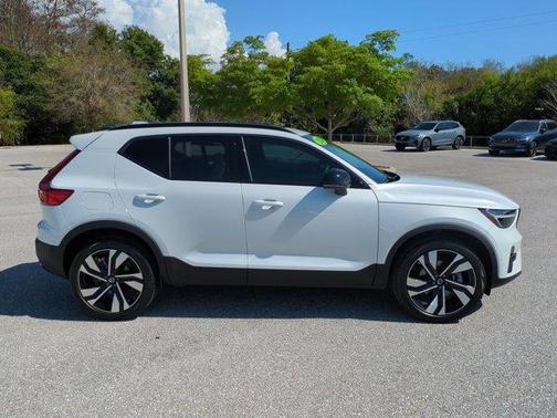 2024 Volvo XC40 B5 Plus Dark Theme
