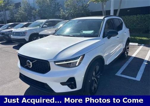 2024 Volvo XC40 B5 Plus Dark Theme