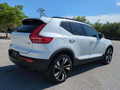 2024 Volvo XC40 B5 Plus Dark Theme
