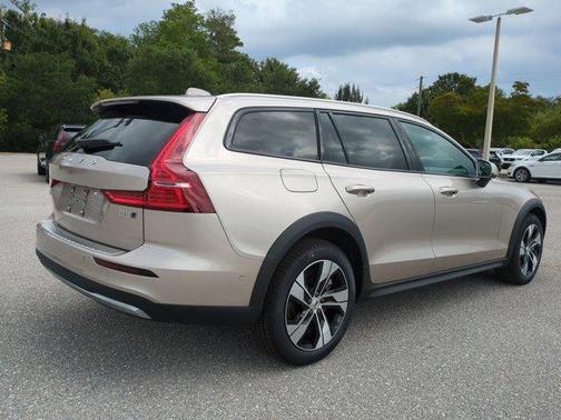 Bright 2026 Volvo V60 Cross Country B5 Plus
