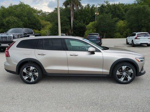 Bright 2026 Volvo V60 Cross Country B5 Plus