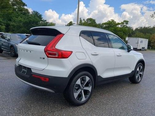 2025 Volvo XC40 B5 Core Bright Theme