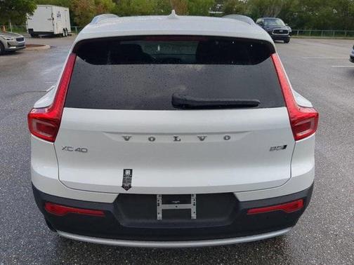 2025 Volvo XC40 B5 Core Bright Theme