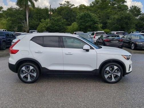 2025 Volvo XC40 B5 Core Bright Theme