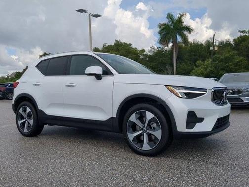 2025 Volvo XC40 B5 Core Bright Theme