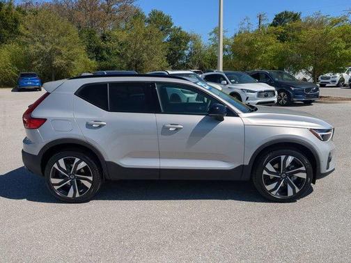 2025 Volvo XC40 B5 Ultra Dark Theme