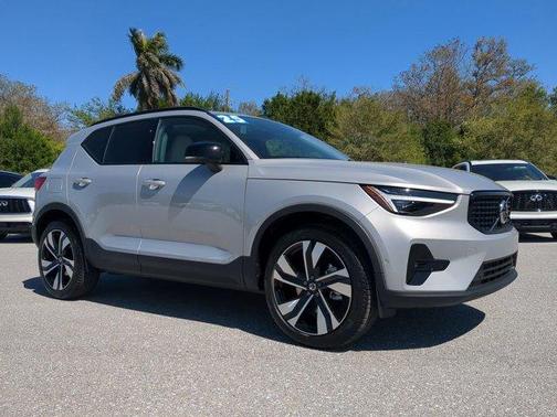 2025 Volvo XC40 B5 Ultra Dark Theme