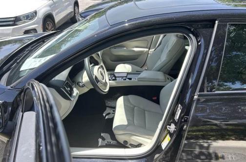 Onyx Black Metallic 2024 Volvo S60 B5 Plus Dark Theme