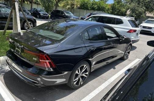 Onyx Black Metallic 2024 Volvo S60 B5 Plus Dark Theme