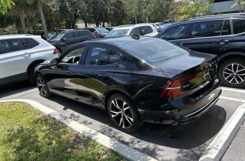Onyx Black Metallic 2024 Volvo S60 B5 Plus Dark Theme