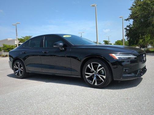 Onyx Black Metallic 2024 Volvo S60 B5 Plus Dark Theme