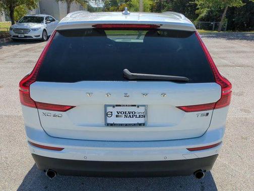 Crystal White Metallic 2018 Volvo XC60 T5 Momentum