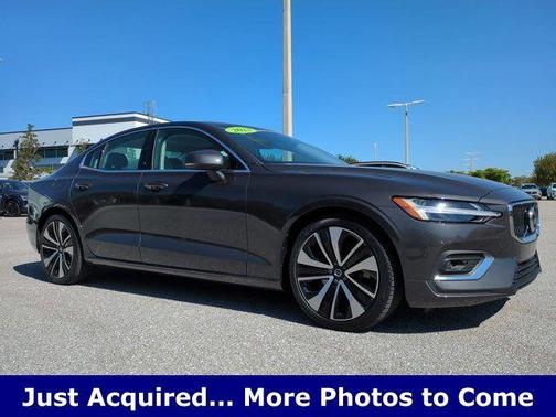 Platinum Gray Metallic 2023 Volvo S60 B5 Ultimate Bright Theme