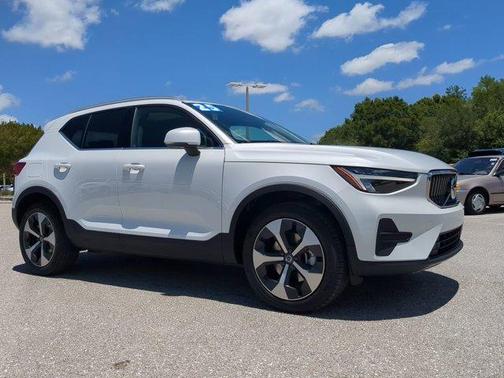 2025 Volvo XC40 B5 Core Bright Theme