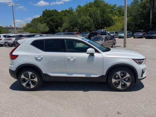2025 Volvo XC40 B5 Core Bright Theme
