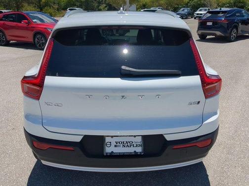 2025 Volvo XC40 B5 Core Bright Theme