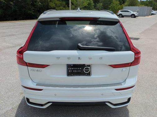 Crystal White Metallic 2024 Volvo XC60 Recharge Plug-In Hybrid T8 Plus Dark Theme