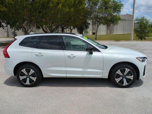 Crystal White Metallic 2024 Volvo XC60 Recharge Plug-In Hybrid T8 Plus Dark Theme