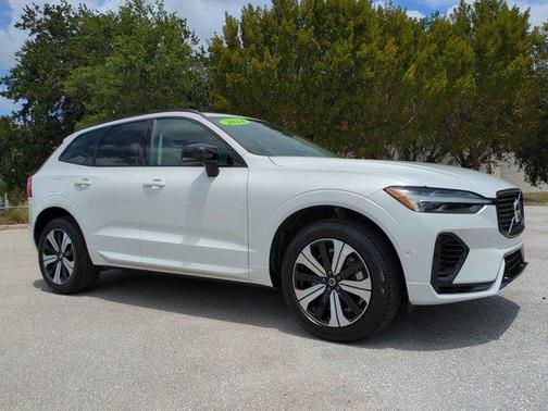 Crystal White Metallic 2024 Volvo XC60 Recharge Plug-In Hybrid T8 Plus Dark Theme