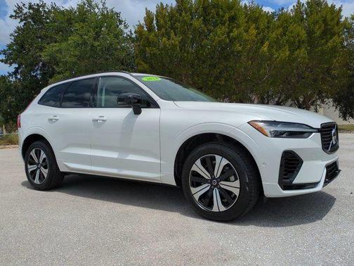 Crystal White Metallic 2024 Volvo XC60 Recharge Plug-In Hybrid T8 Plus Dark Theme