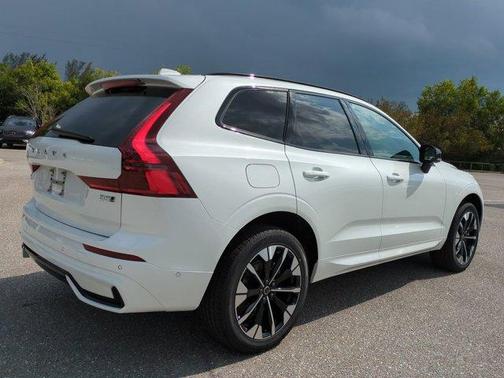 Crystal White Metallic 2026 Volvo XC60 B5 Plus