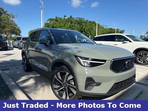 2023 Volvo XC40 B5 Plus Bright Theme