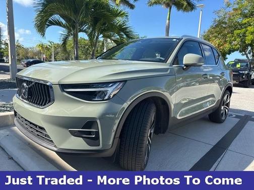 2023 Volvo XC40 B5 Plus Bright Theme