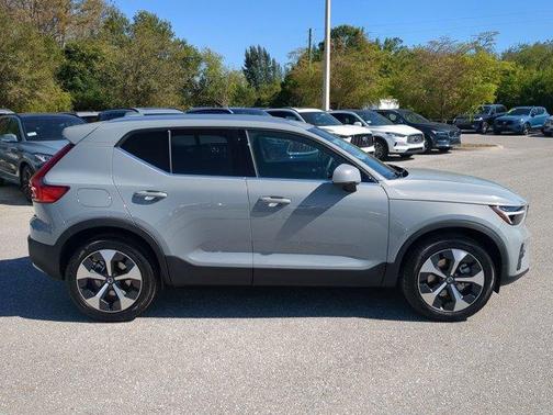 2025 Volvo XC40 B5 Core Bright Theme