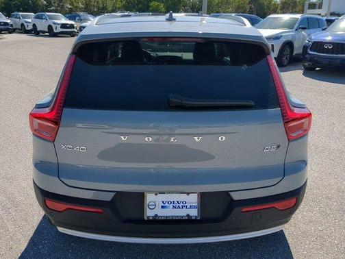 2025 Volvo XC40 B5 Core Bright Theme