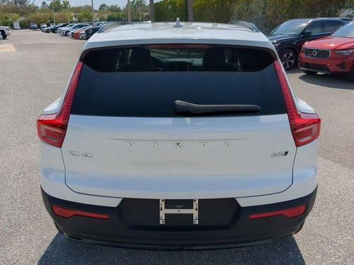 2025 Volvo XC40 B5 Ultra Dark Theme
