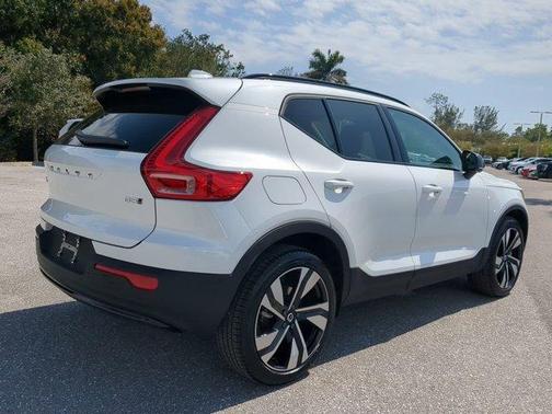 2025 Volvo XC40 B5 Ultra Dark Theme