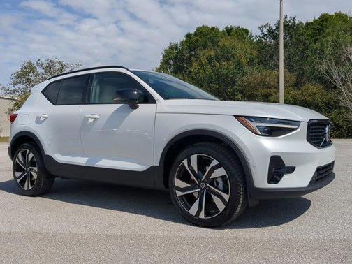2025 Volvo XC40 B5 Ultra Dark Theme