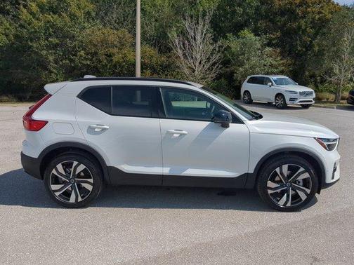 2025 Volvo XC40 B5 Ultra Dark Theme