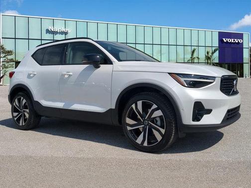 2025 Volvo XC40 B5 Ultra Dark Theme