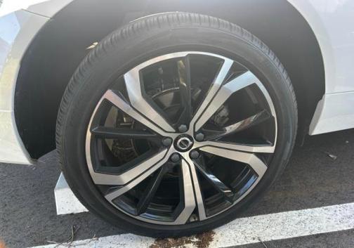Crystal White Metallic 2024 Volvo XC60 B5 Ultimate Dark Theme