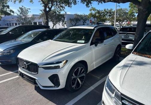 Crystal White Metallic 2024 Volvo XC60 B5 Ultimate Dark Theme