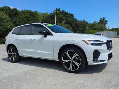 Crystal White Metallic 2024 Volvo XC60 B5 Ultimate Dark Theme