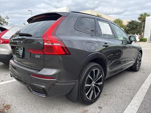 2023 Volvo XC60 B5 Ultimate Dark Theme