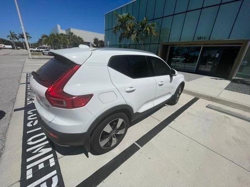 2019 Volvo XC40 T5 Momentum