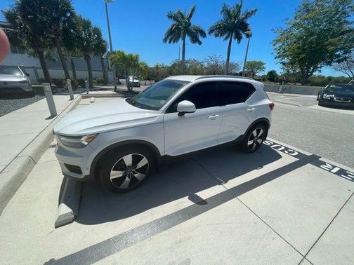 2019 Volvo XC40 T5 Momentum