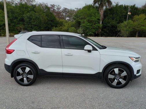 Ice White 2019 Volvo XC40 T5 Momentum