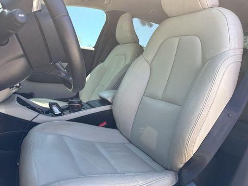 2019 Volvo XC40 T5 Momentum