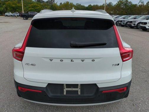 Ice White 2019 Volvo XC40 T5 Momentum