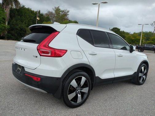 Ice White 2019 Volvo XC40 T5 Momentum