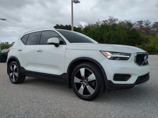 Ice White 2019 Volvo XC40 T5 Momentum