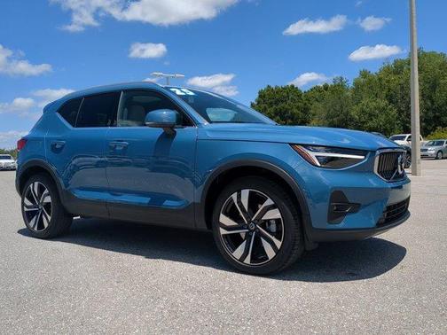 2025 Volvo XC40 B5 Ultra Bright Theme
