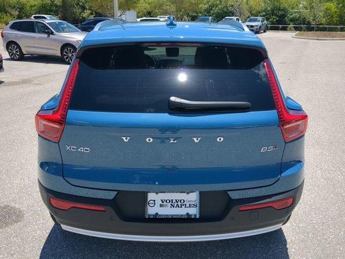 2025 Volvo XC40 B5 Ultra Bright Theme