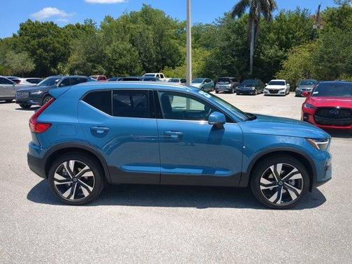 2025 Volvo XC40 B5 Ultra Bright Theme